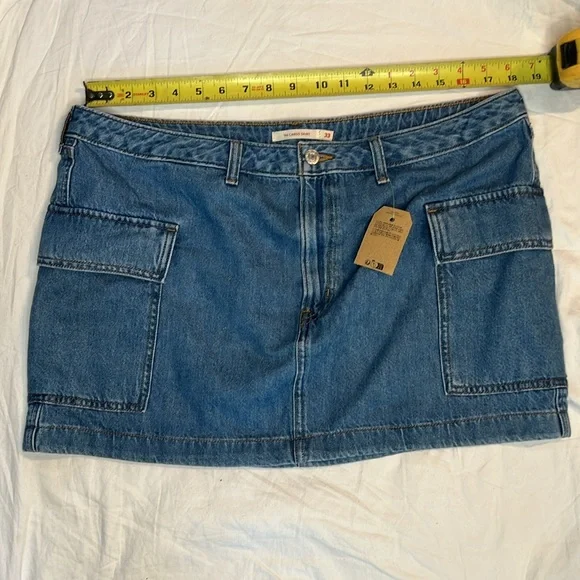 Levi’s 94’ Cargo Mini Jean Skirt size 33 - Picture 2 of 3
